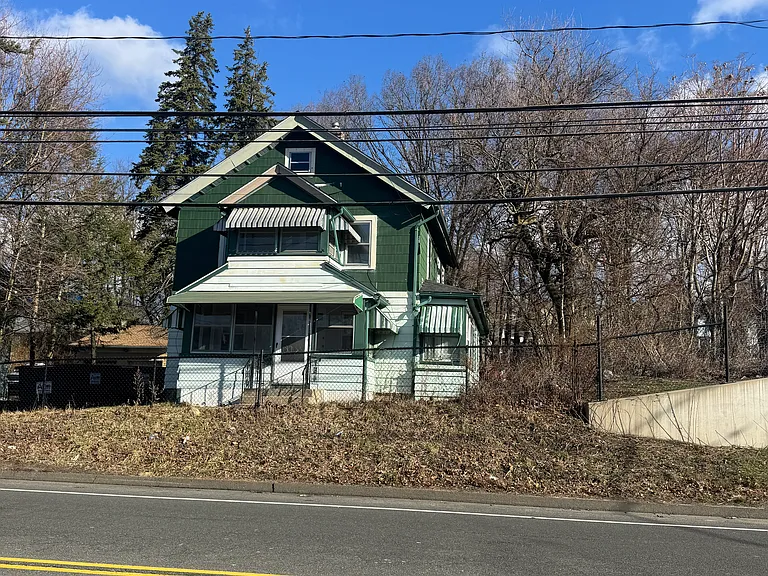E Main St — Photo 1