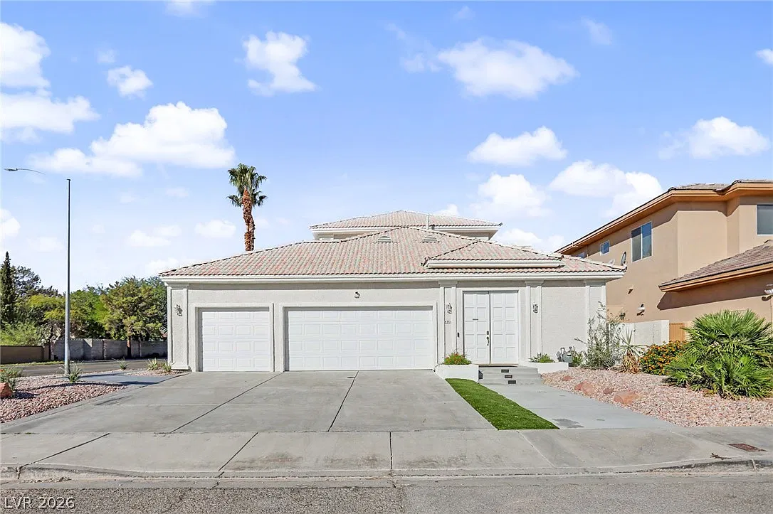 3 bed, 2.5 bath, 2600 sqft, $4,500 — Photo 2