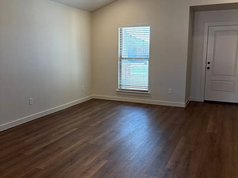 2147 Langford Ave — Photo 3