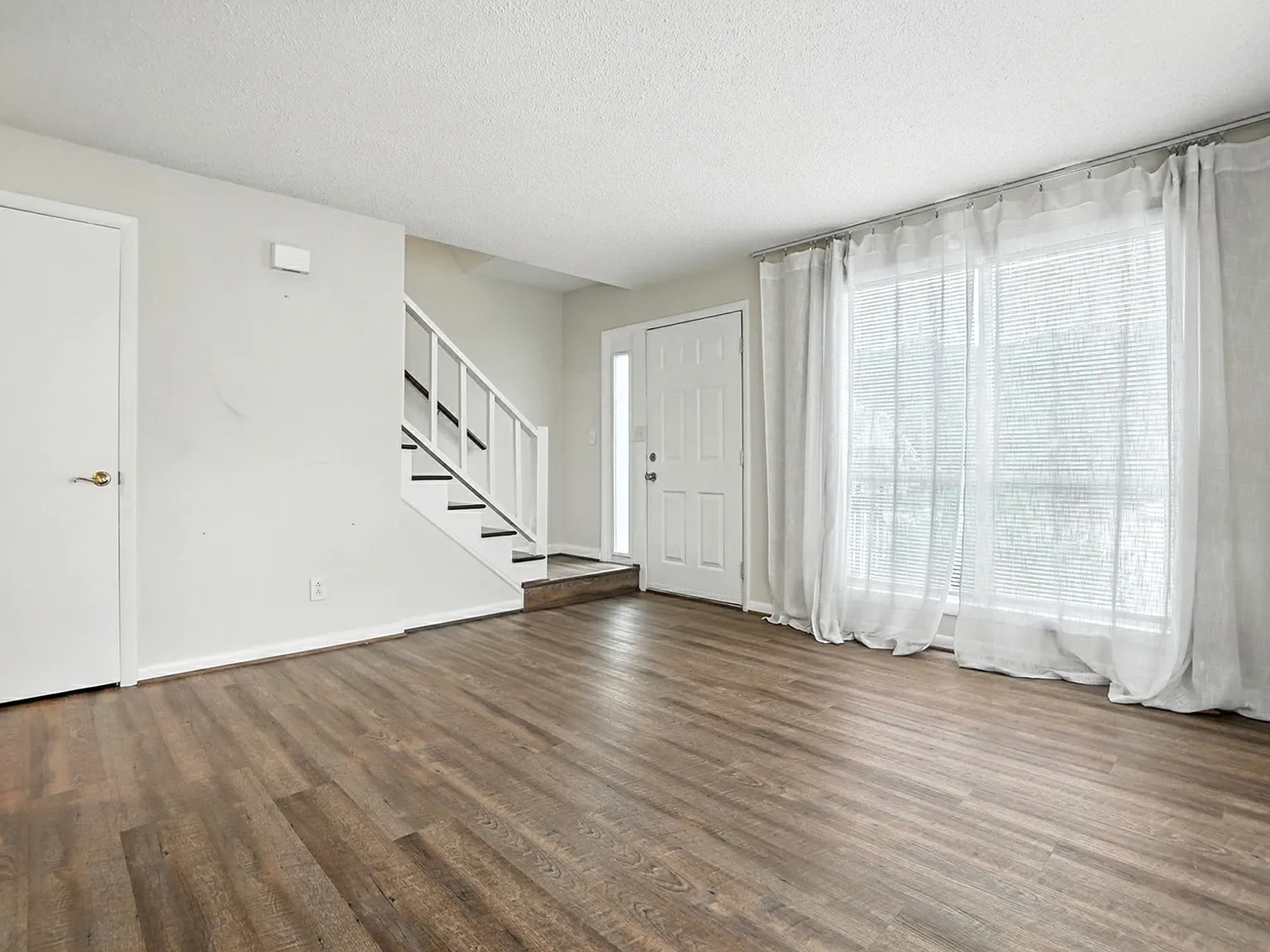 1101 Surry Ln — Photo 2