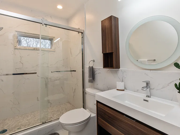 242 N Magee St — Photo 15