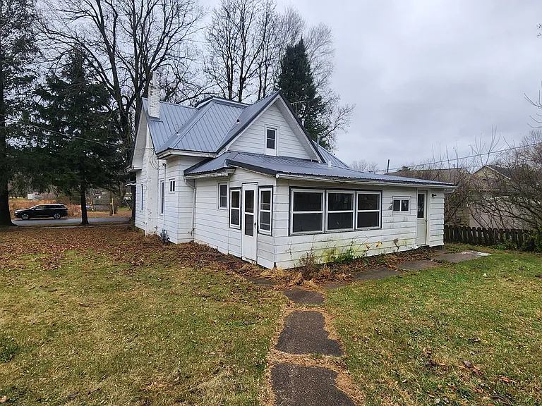 110 E Snow St — Photo 18