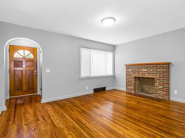 212 Cornelia Ave NE — Photo 4