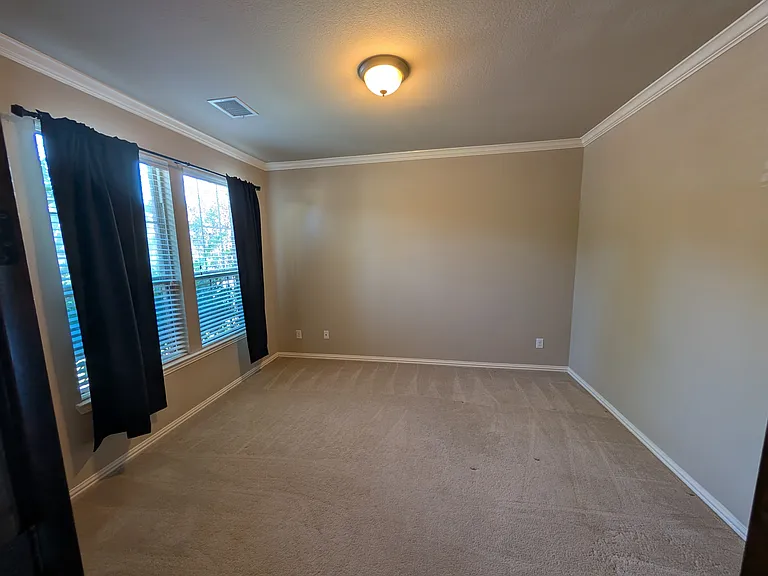 591 Deverson Dr — Photo 3