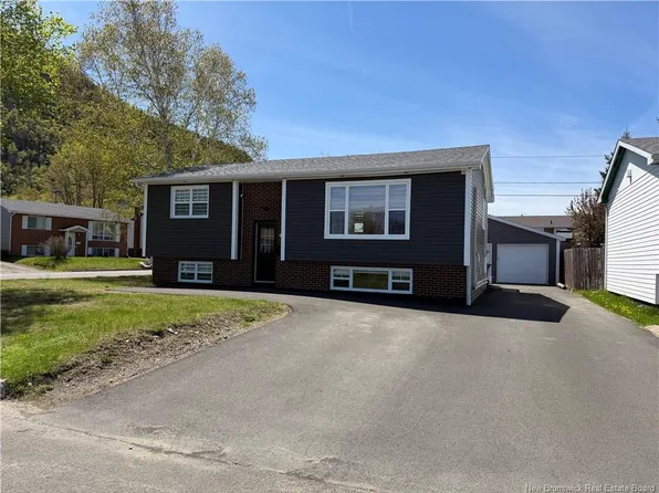15 Kimberly Ct, Campbellton, NB E3N 3M4