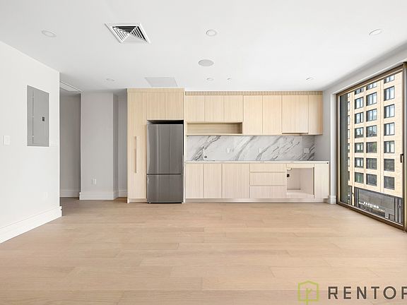 5th image of 960 Franklin Ave #306