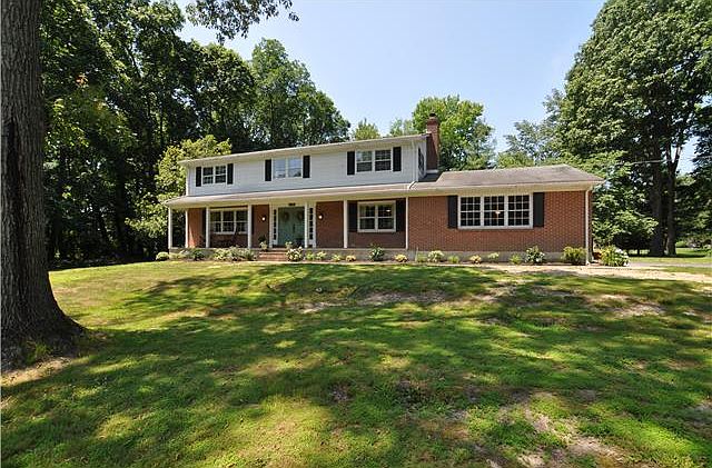1st image of 302 Caravel Dr