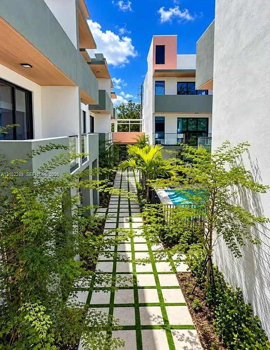 721 SW 11th St