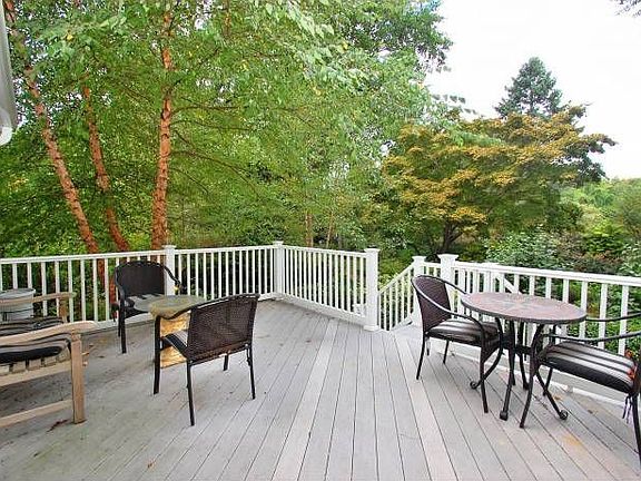 LARGE DECK-PARKLIKE YARD