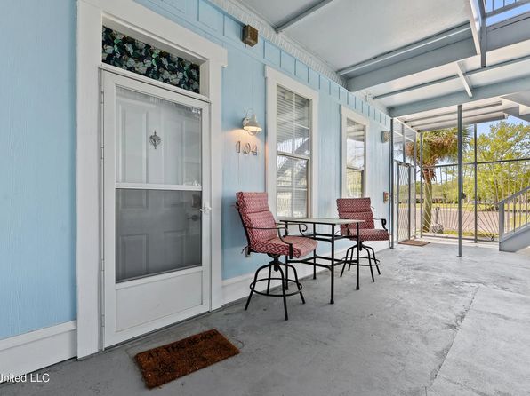 699 Dunbar Ave APT 104, Bay Saint Louis, MS 39520
