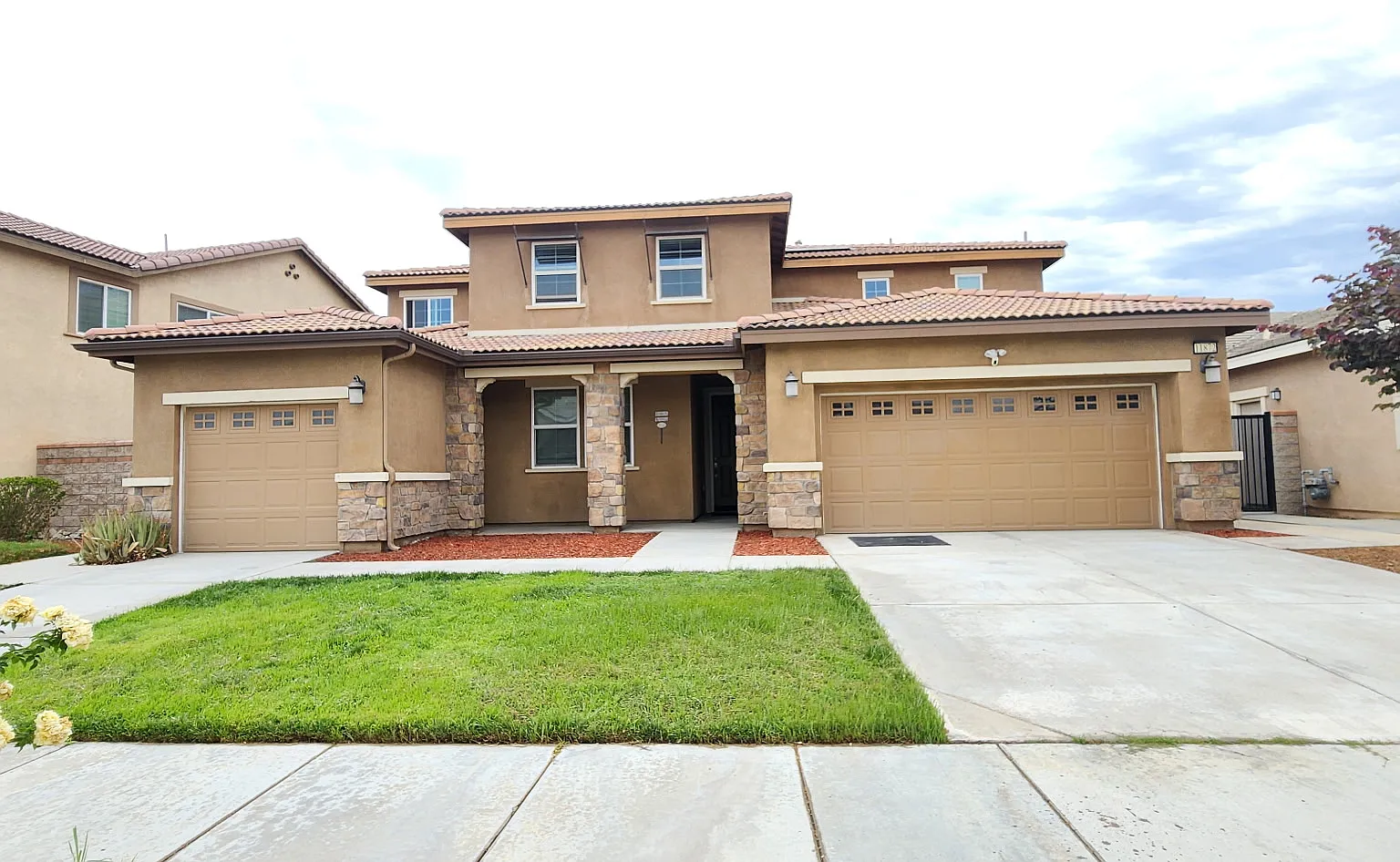 5 bed, 3.5 bath, 3400 sqft, $4,800 — Photo 1