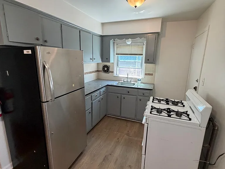526 E 1st Ave #1R — Photo 7