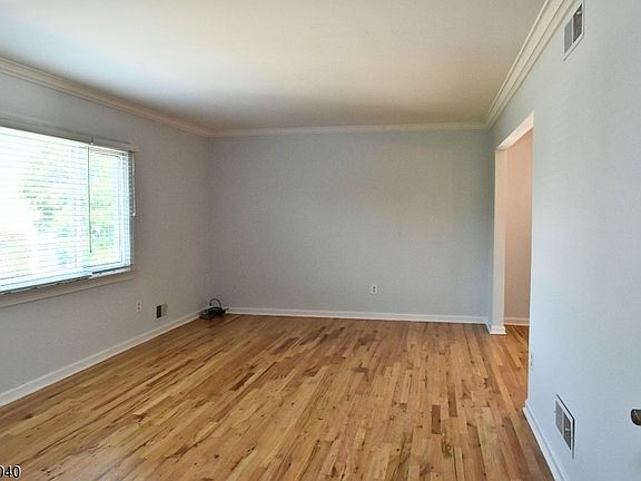 3rd image of 10 Garden Dr Floor 2
