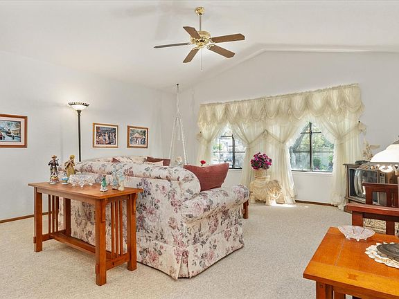 5th image of 220 Mistletoe Ct
