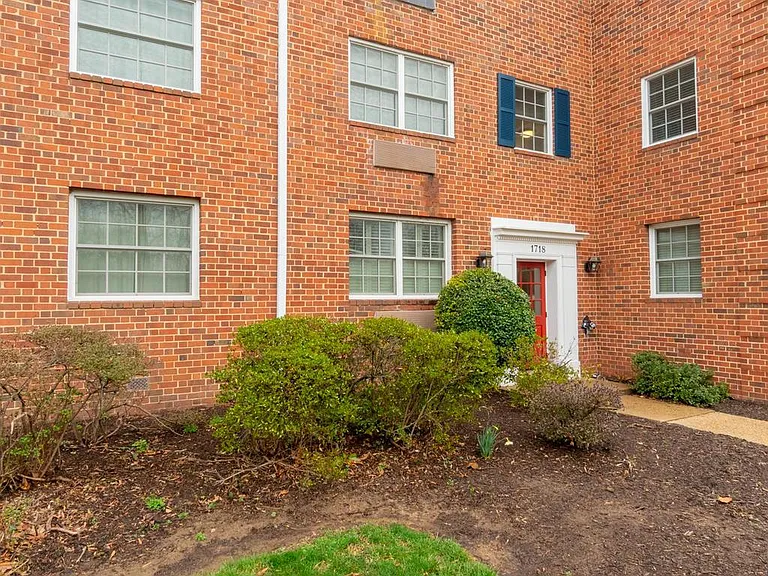 1718 W Abingdon Dr #302 — Photo 2