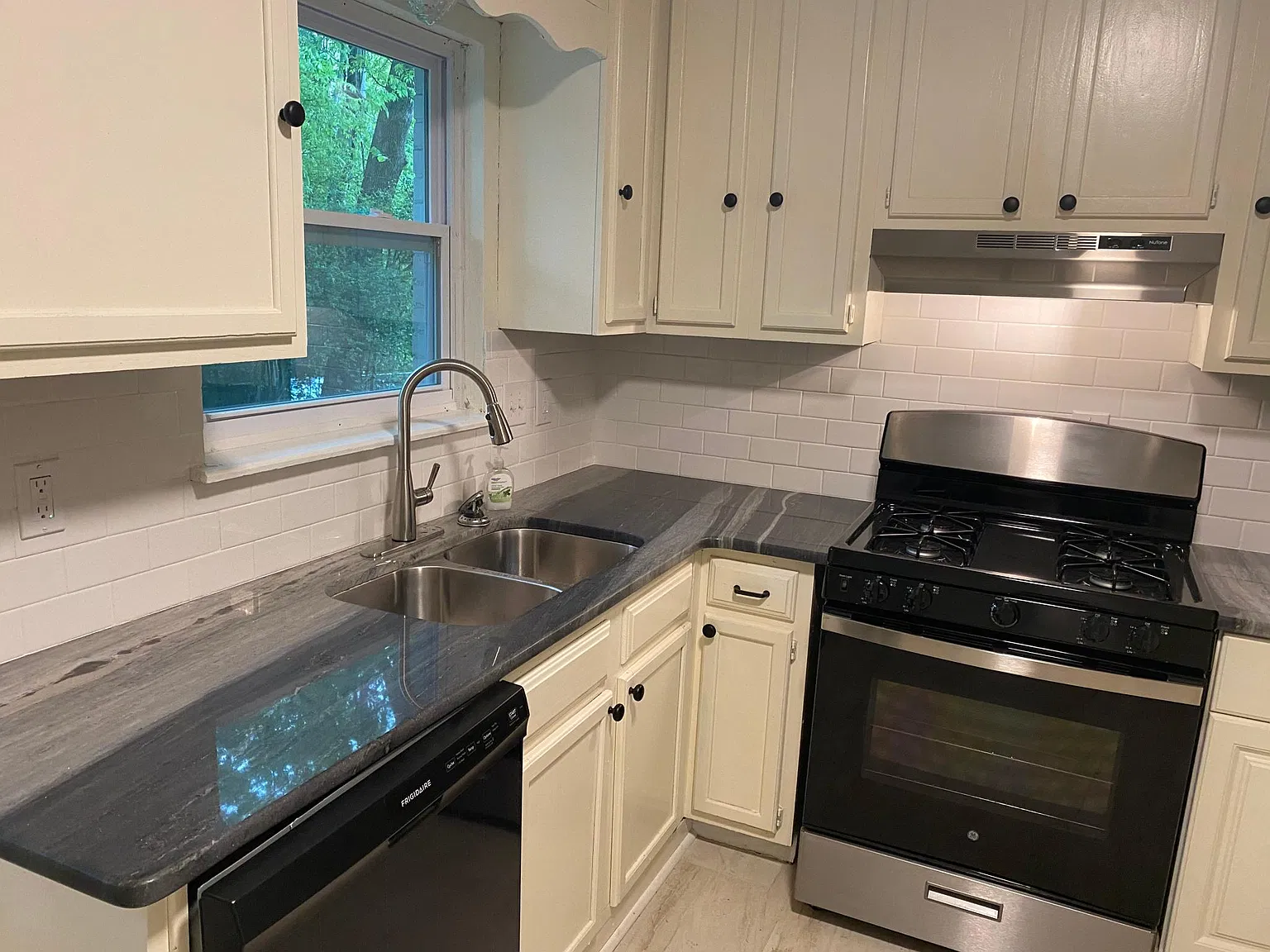 3 bed, 1.5 bath, 1175 sqft, $1,750 — Photo 4