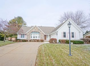 602 River Meadow Dr, Hartland, WI 53029