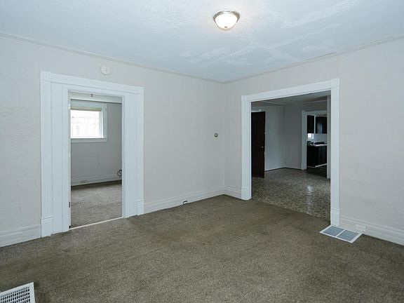 52 Graves Ave-105