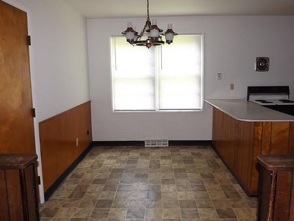 4th image of 11016 Booth Ave