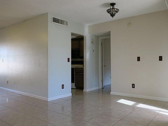 5th image of 815 E Michelle Dr