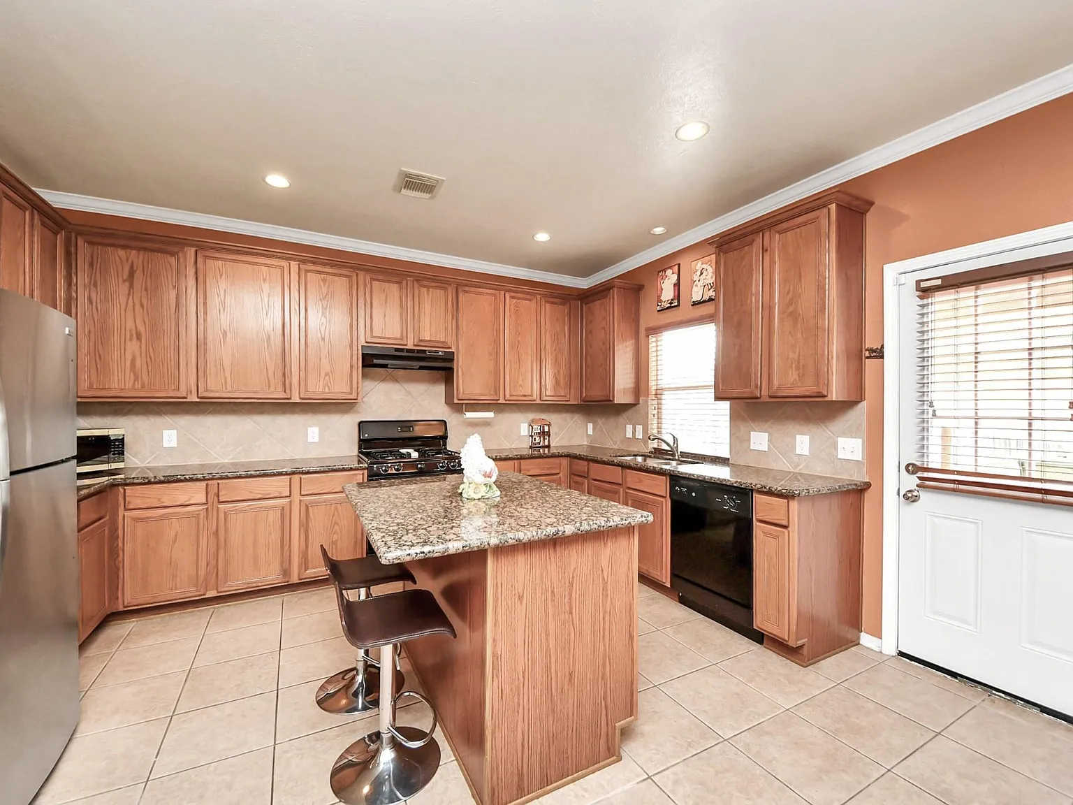 4 bed, 2.5 bath, 2600 sqft, $2,800 — Photo 2