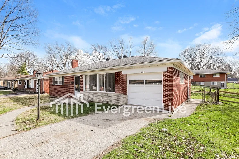 3 bed, 1.0 bath, 1113 sqft, $1,595 — Photo 2