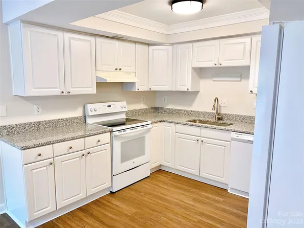 3211 Windbluff Dr, Charlotte, NC 28277