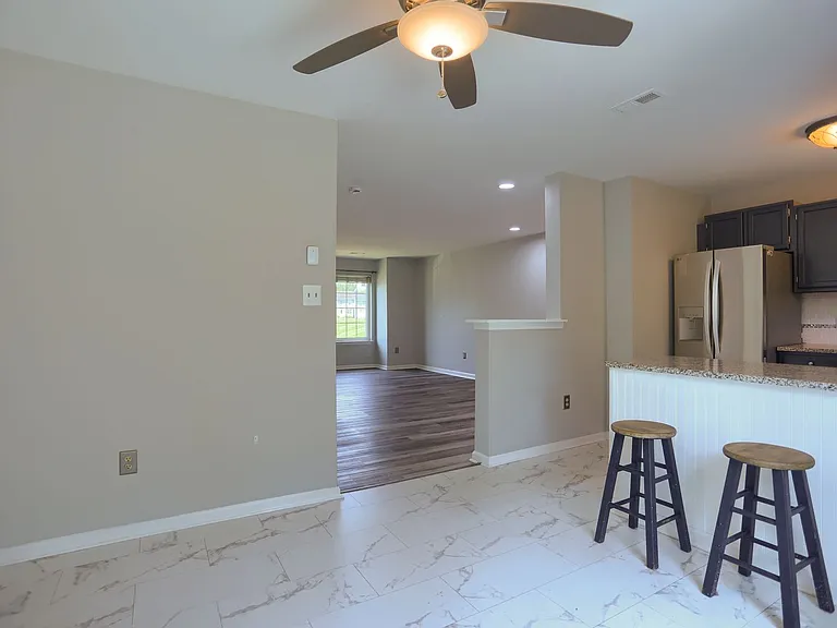 618 Milford Ct — Photo 3