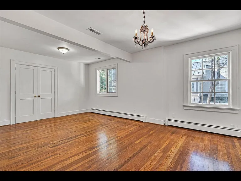 2410 Cornwallis Ave SE — Photo 16