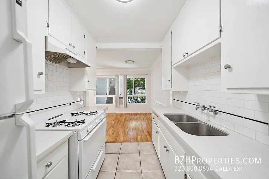 1 Bedroom in the Heart of West Hollywood with Pool Access — Photo 3
