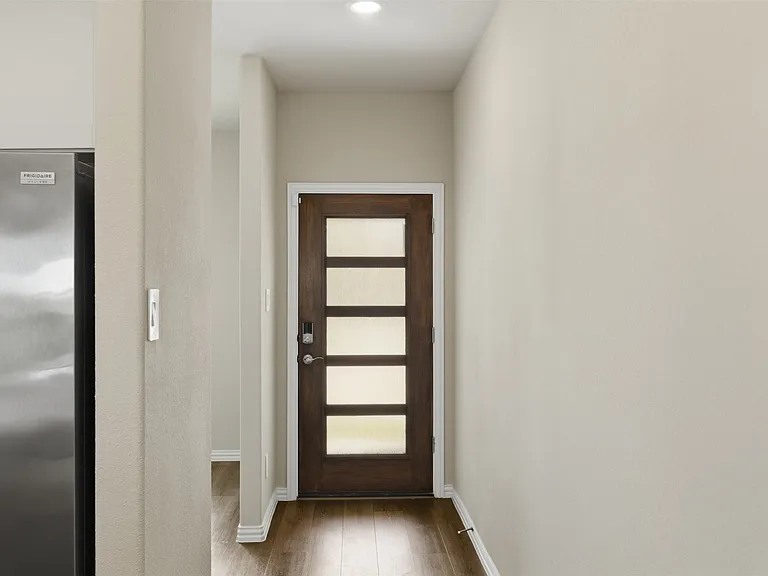 2275 Cliff Springs Dr — Photo 2