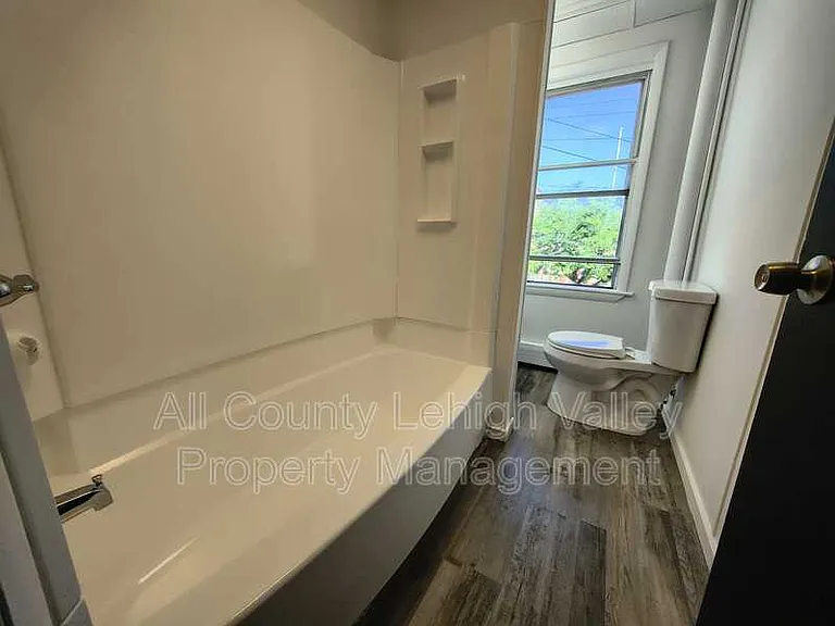 546 Thomas St — Photo 5