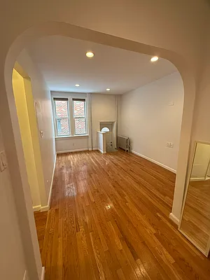 Rented by Halvatzis Realty | media 4