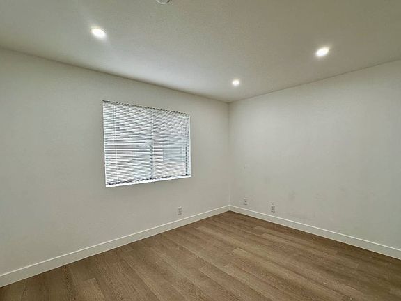 5th image of 21826 Saticoy St APT 6