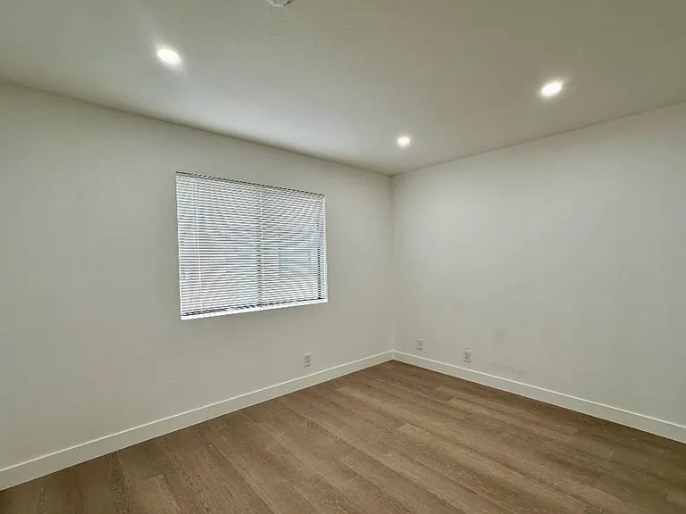 21826 Saticoy St — Photo 5