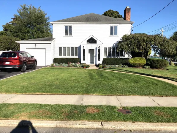 2 Amherst Place, Massapequa, NY 11758