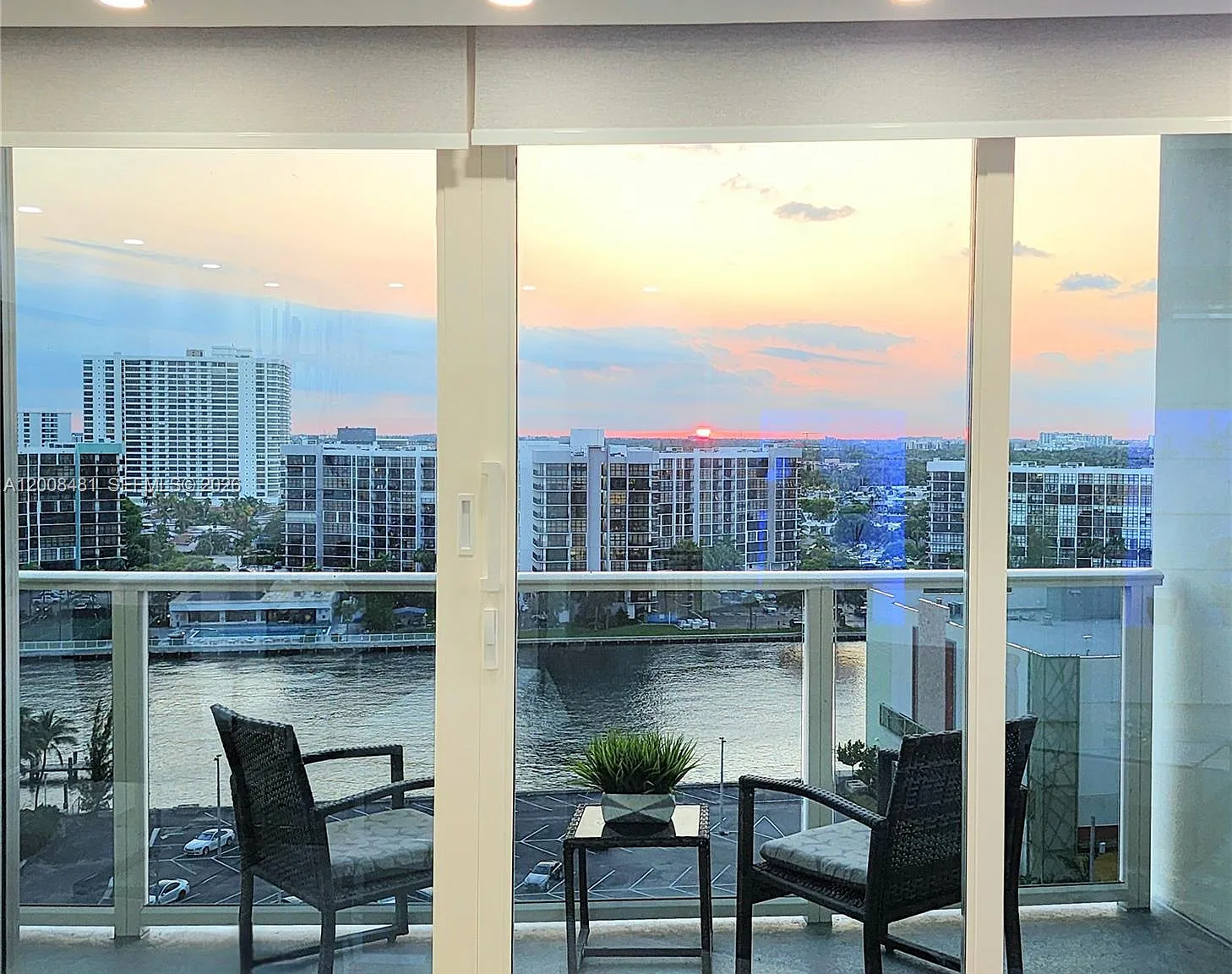 Alexander Towers Condo — Photo 2