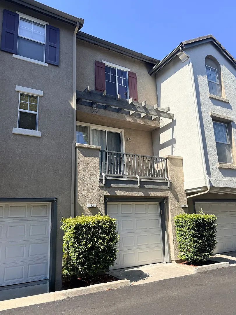 Huge price reduction - 2 bed 2.5 bath Condo in Camden Park — Photo 3