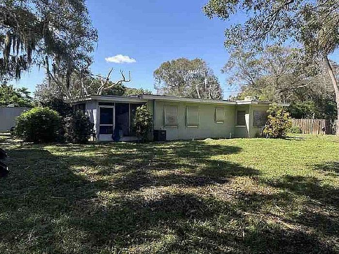 2nd image of 904 W 2nd St