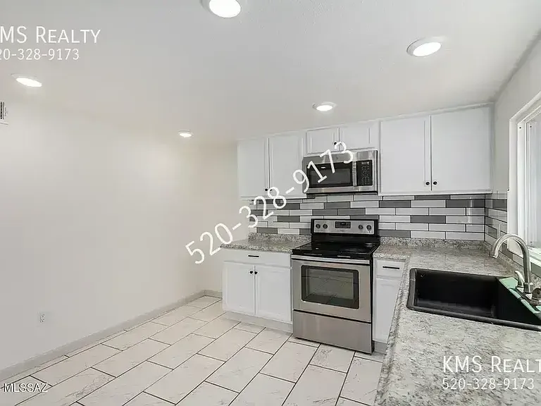 2429 E Cameron Vis — Photo 7