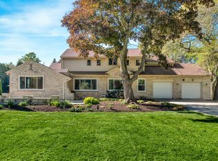 4607 W Hiawatha Dr, Mequon, WI 53092