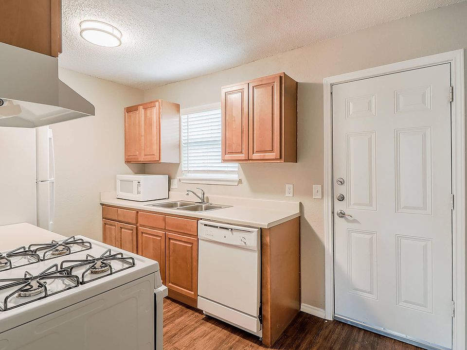 2 Bedroom, 1 bathroom. kitchen photo