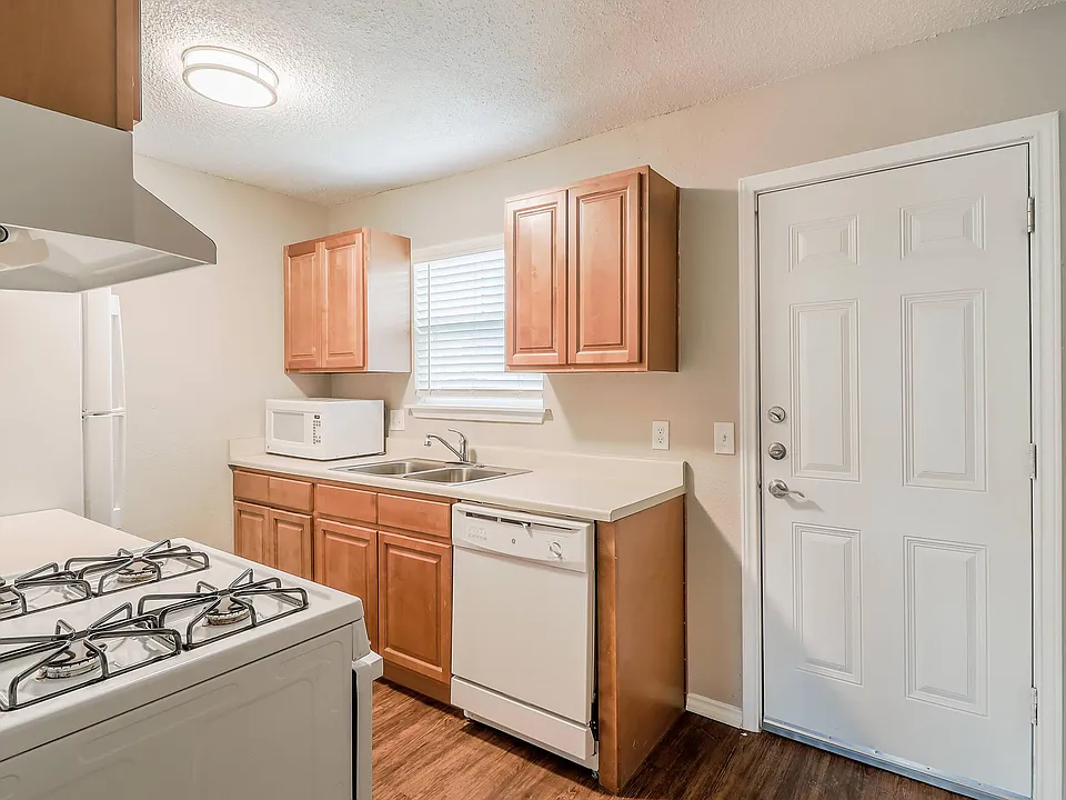 2 Bedroom, 1 bathroom. kitchen photo