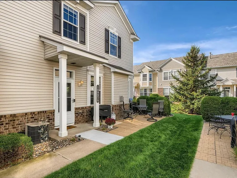 10997 Oak Grove Cir — Photo 2
