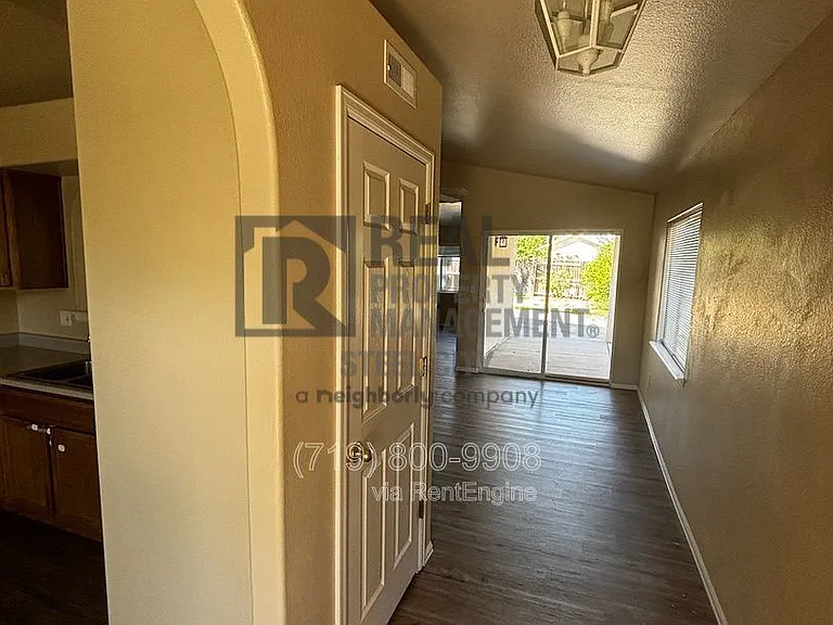 813 Ardath Ln — Photo 2