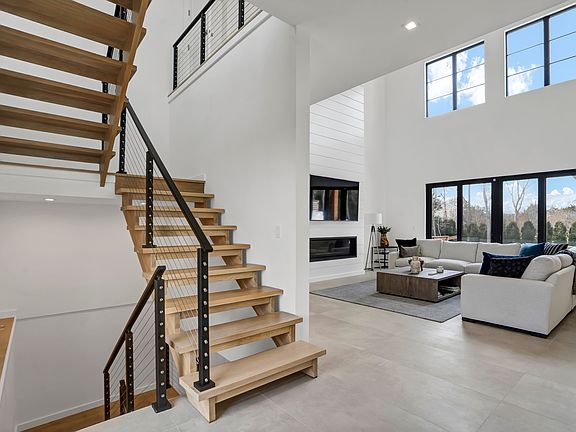 4th image of 4 Piperwoods Ln