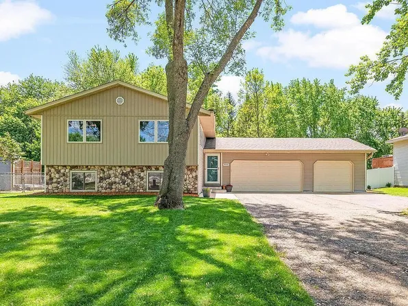 9930 207th St W, Lakeville, MN 55044
