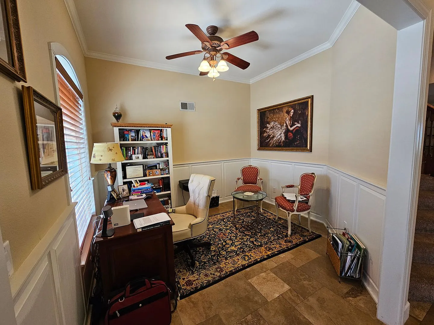 Executive 4 Bedroom-3.5 Bath Home with Solar — Photo 4