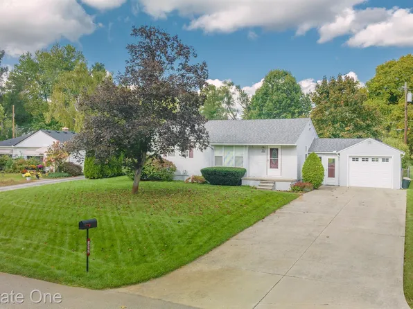 192 Wanda St, Wolverine Lake, MI 48390