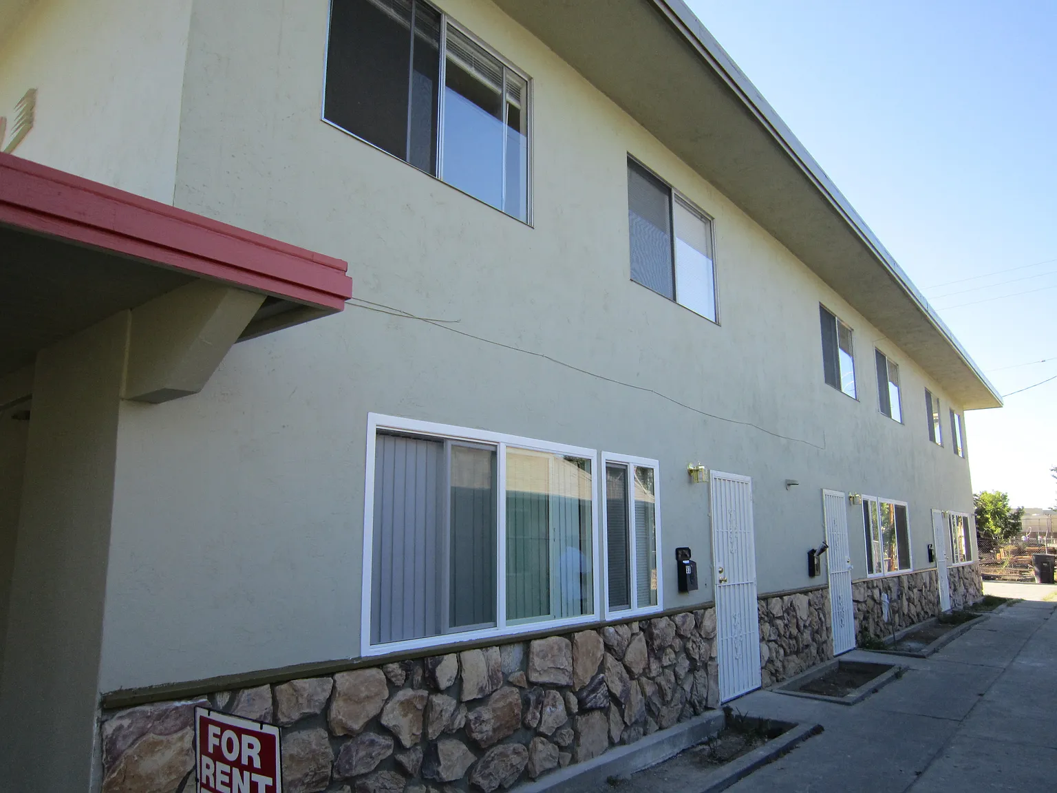 5 bed, 1.5 bath, 1265 sqft, $1,850 — Photo 2